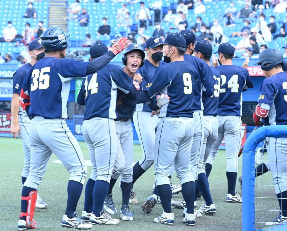 　９回、上武大・山下のゴロの間に三走が生還し同点、歓喜するナイン（撮影・高石航平）