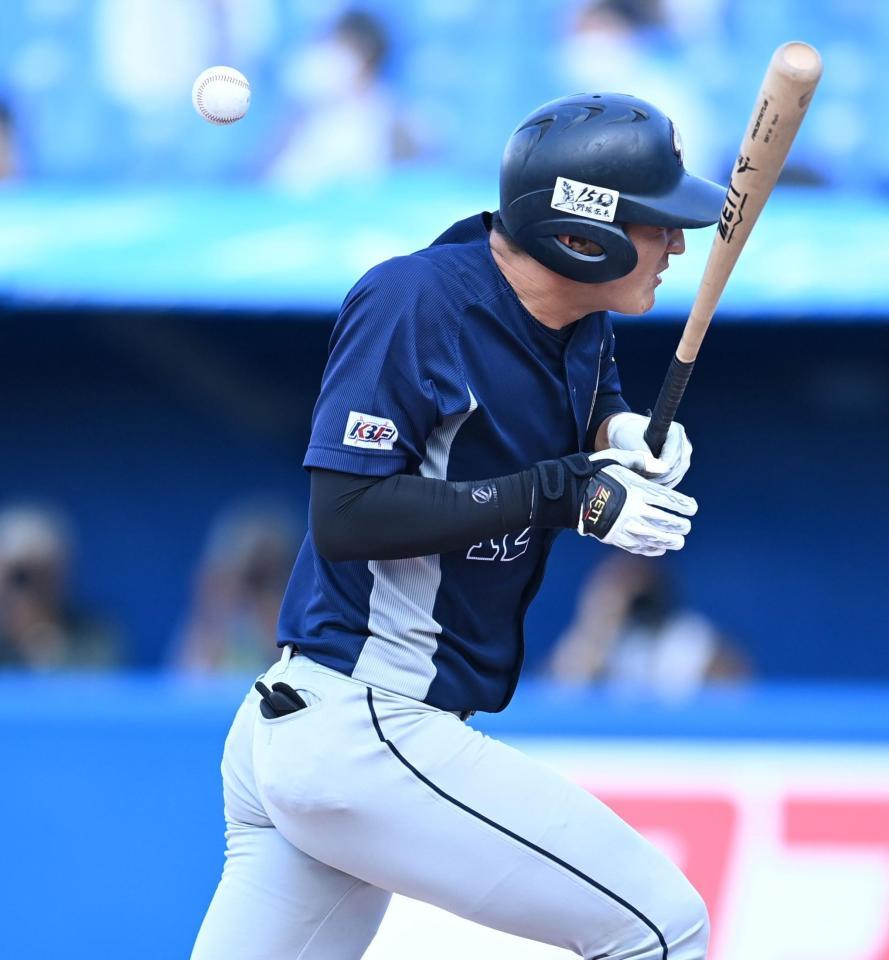 　９回、この回２打席目で２打席連続死球を受ける上武大・小山（撮影・高石航平）