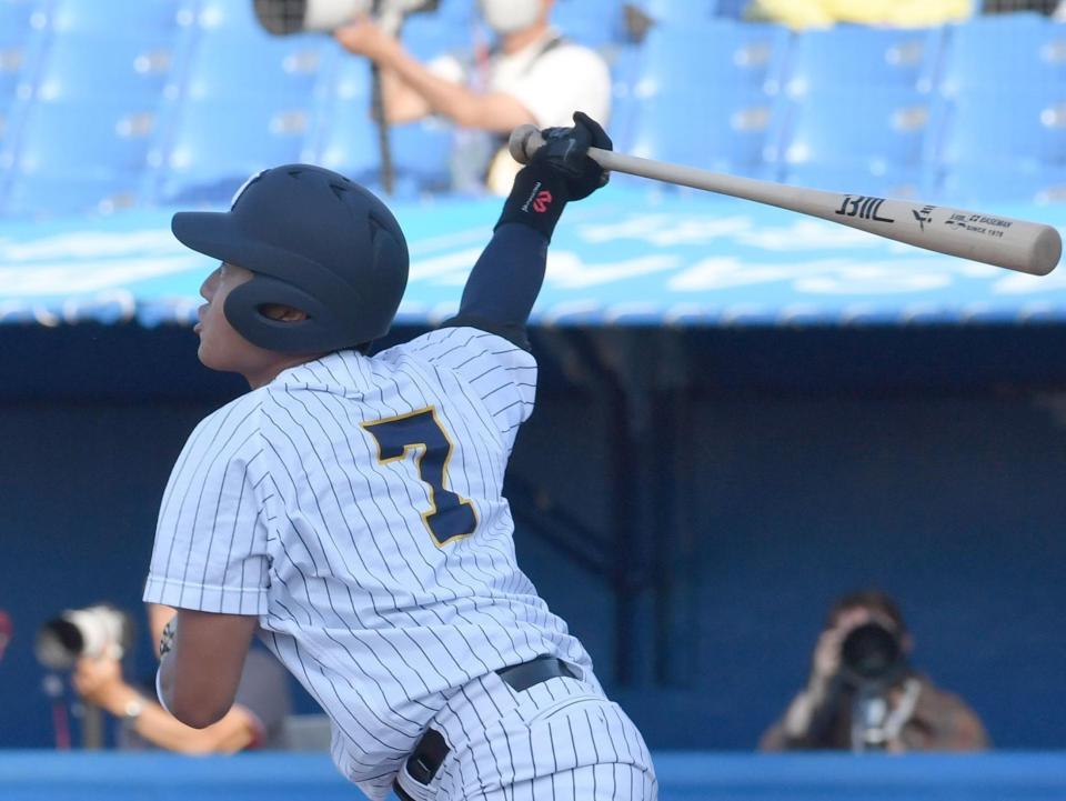 　１回、東日本国際大・上崎は右越えに３ランを放つ（撮影・佐々木彰尚）