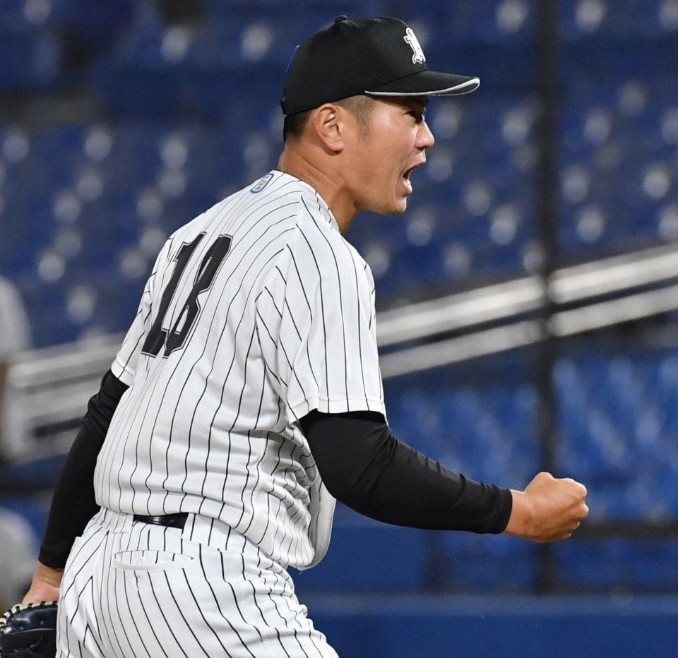 　９回、代打・椎木を見逃し三振に仕留め叫ぶ亜大・青山（撮影・佐々木彰尚）