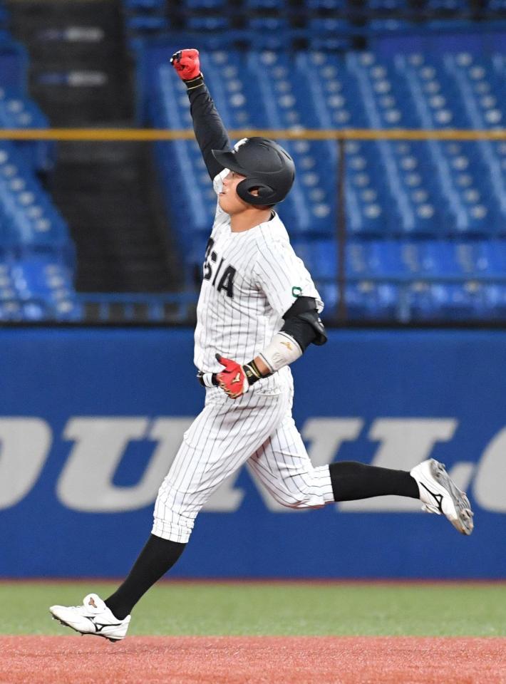　６回、中越えに同点ソロを放ち、喜ぶ亜大・山下（撮影・佐々木彰尚）