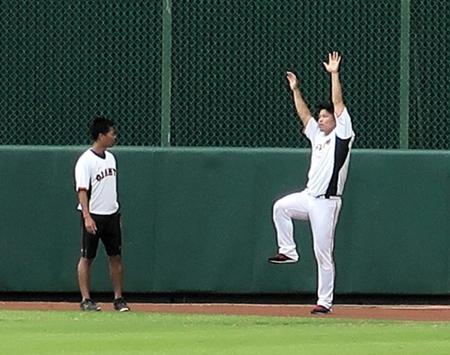 ヨガのようなＹ字のポーズで体幹トレーニングを行う大城