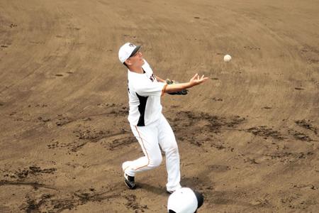 白球に夢中になる大城