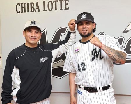 　井口監督同席のもと入団会見に臨んだロベルト・オスナ投手