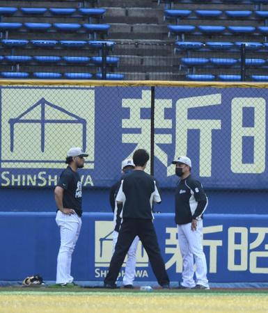 　外野で井口監督（右）とミーティングをする新外国人・オスナ（左）＝撮影・開出牧