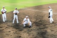 若手捕手とともに練習する大城（右から２人目）