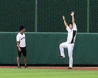 ヨガのようなＹ字のポーズで体幹トレーニングを行う大城