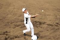 白球に夢中になる大城