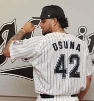 　入団会見で意気込みを語ったロベルト・オスナ投手