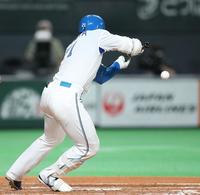 　４回、送りバントを決める清宮（撮影・中島達哉）