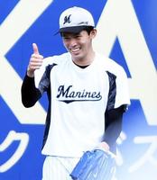 練習の合間に笑顔でサムアップポーズを決める佐々木朗（撮影・開出牧）