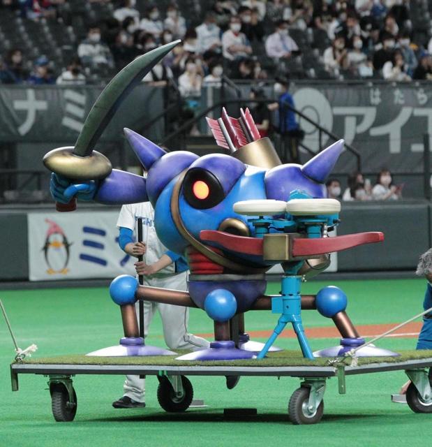 札幌ドームの始球式にドラクエのキラーマシンがあらわれた！会心の一撃５枚抜き　両軍あぜん
