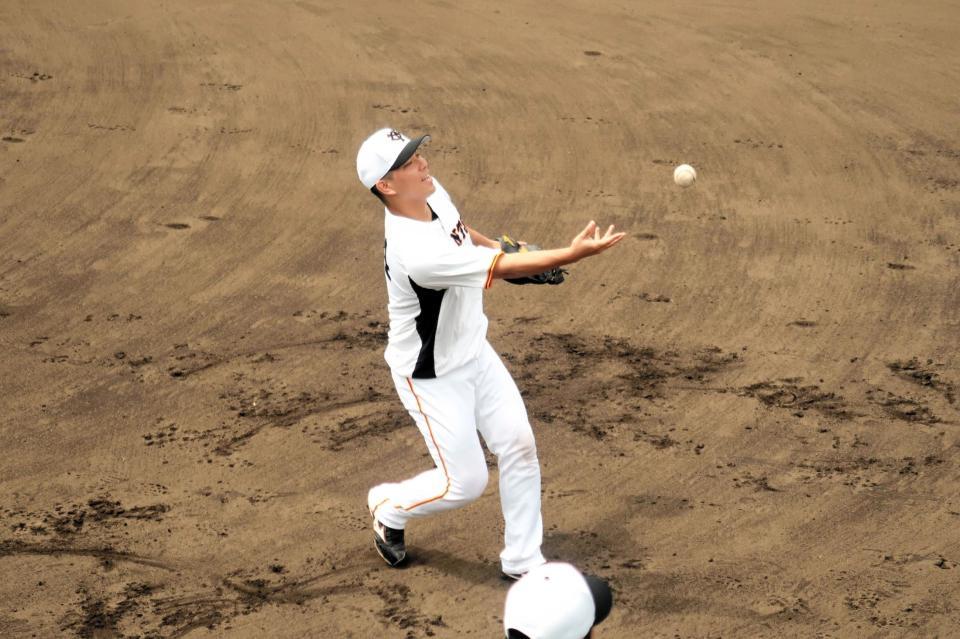 白球に夢中になる大城