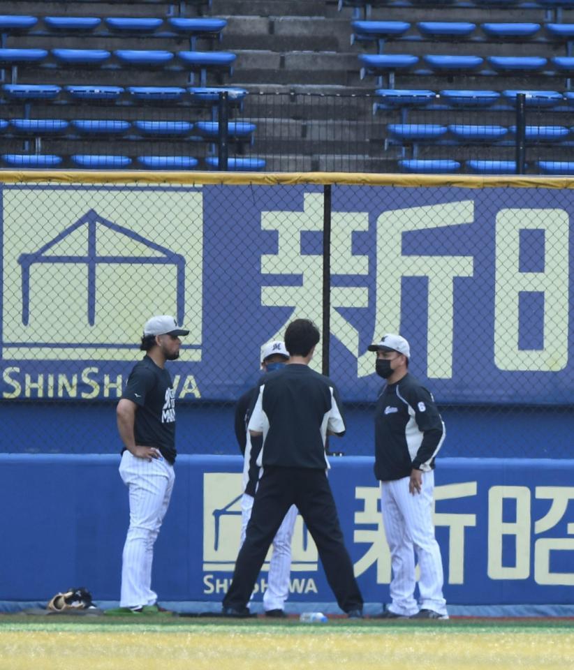 　外野で井口監督（右）とミーティングをする新外国人・オスナ（左）＝撮影・開出牧