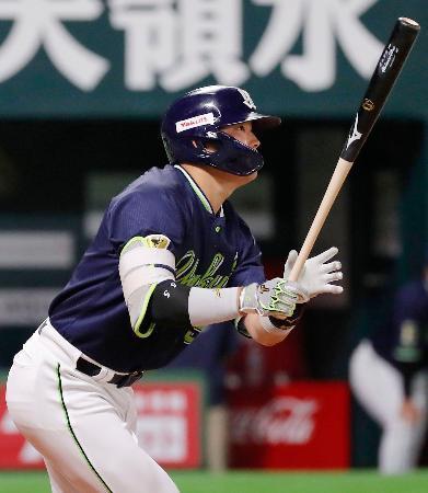 　６回ヤクルト２死、村上が右越えに２打席連続本塁打となる逆転満塁本塁打を放つ＝ペイペイドーム