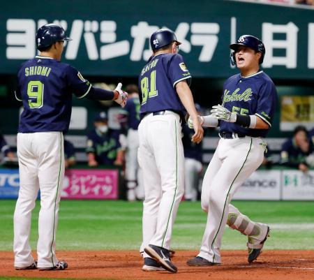 　６回、逆転満塁本塁打を放ち塩見（９）らに迎えられるヤクルト・村上（右）＝ペイペイドーム