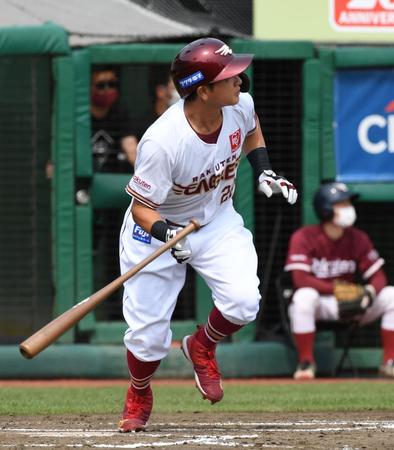 　２回、川島は左越えに先制３ランを放つ（撮影・佐藤厚）