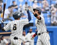 　７回、右越えに先制ソロを放ち、後藤陸（左）とタッチを交わす上武大・島村大樹（撮影・西岡正）