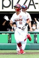 　２回、川島は左越えに先制３ランを放つ（撮影・佐藤厚）