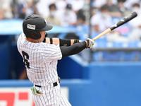 　１回、左越えに先制ソロを放つ亜大・藤江亮太（撮影・西岡正）