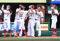 　２回、川島は左越えに先制３ランを放ち、ナインに迎えられる（撮影・佐藤厚）