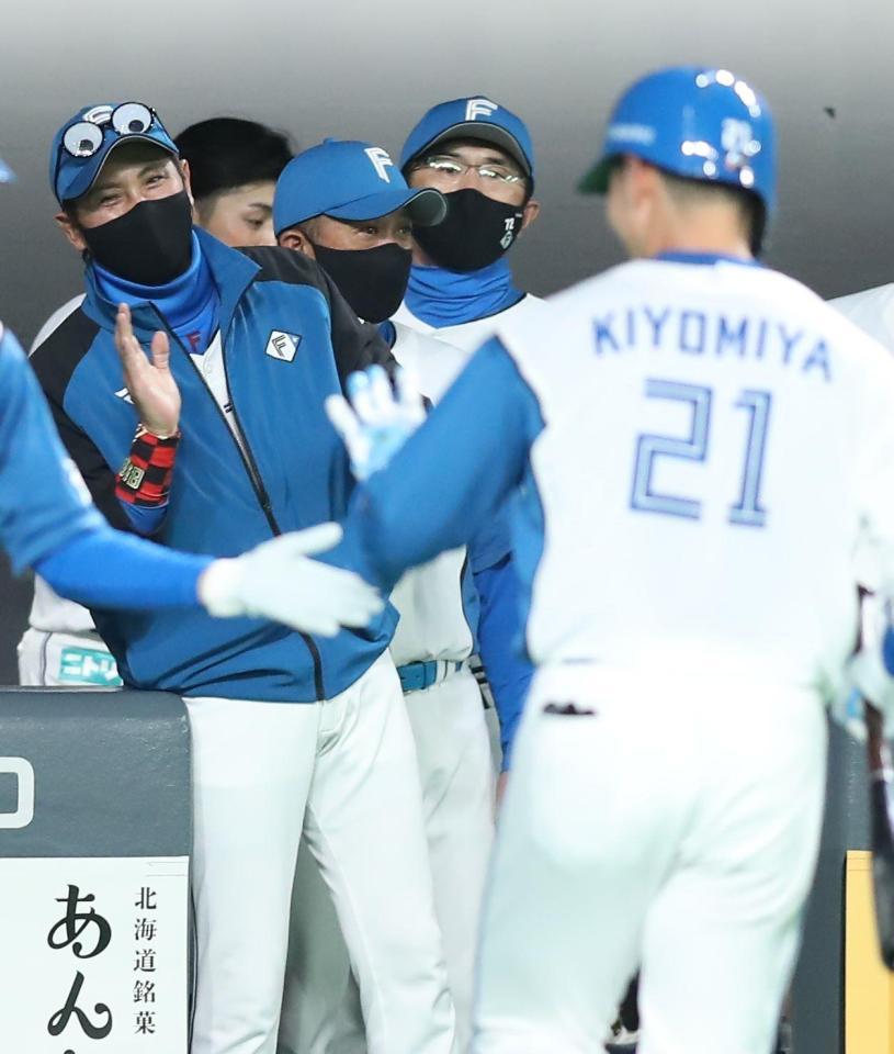 　４回、送りバントを決めた清宮（右）をベンチで迎える新庄ビッグボス（左）＝撮影・中島達哉