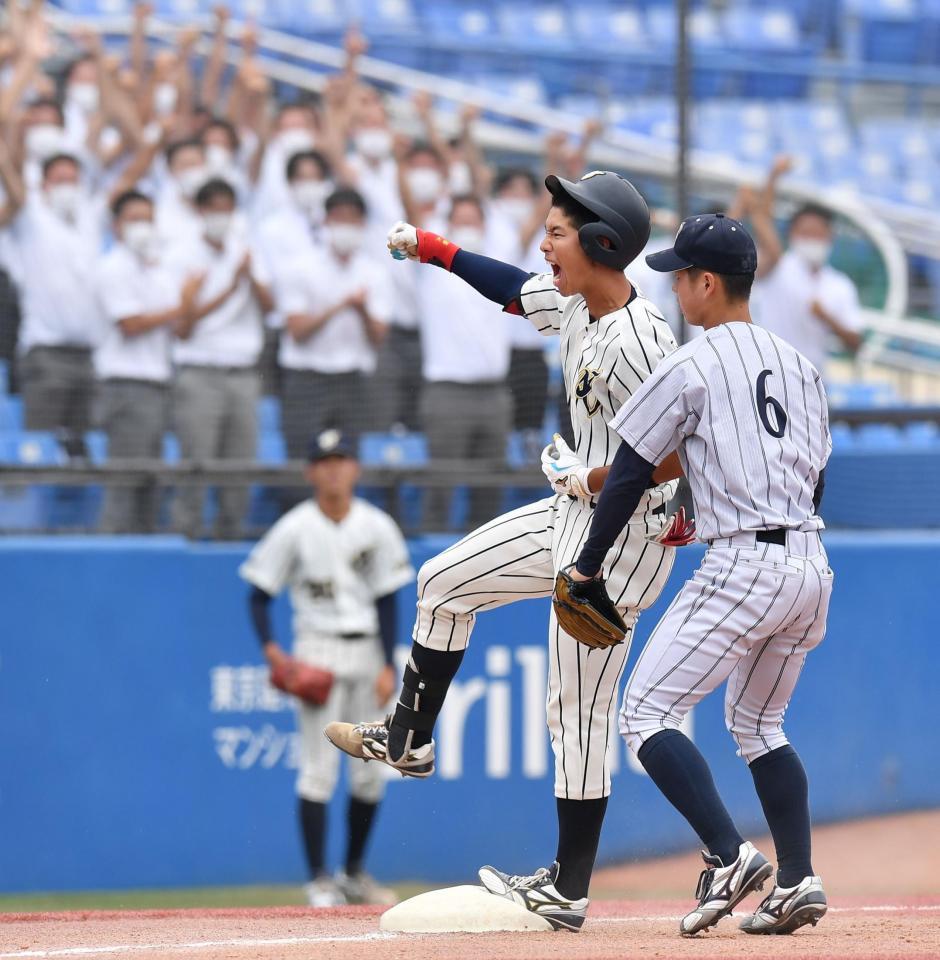　８回、中越えに走者一掃の三塁打を放ち、ほえる上武大・島村大樹（撮影・西岡正）