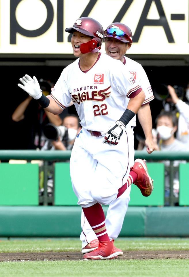 　２回、川島は左越えに先制３ランを放つ（撮影・佐藤厚）