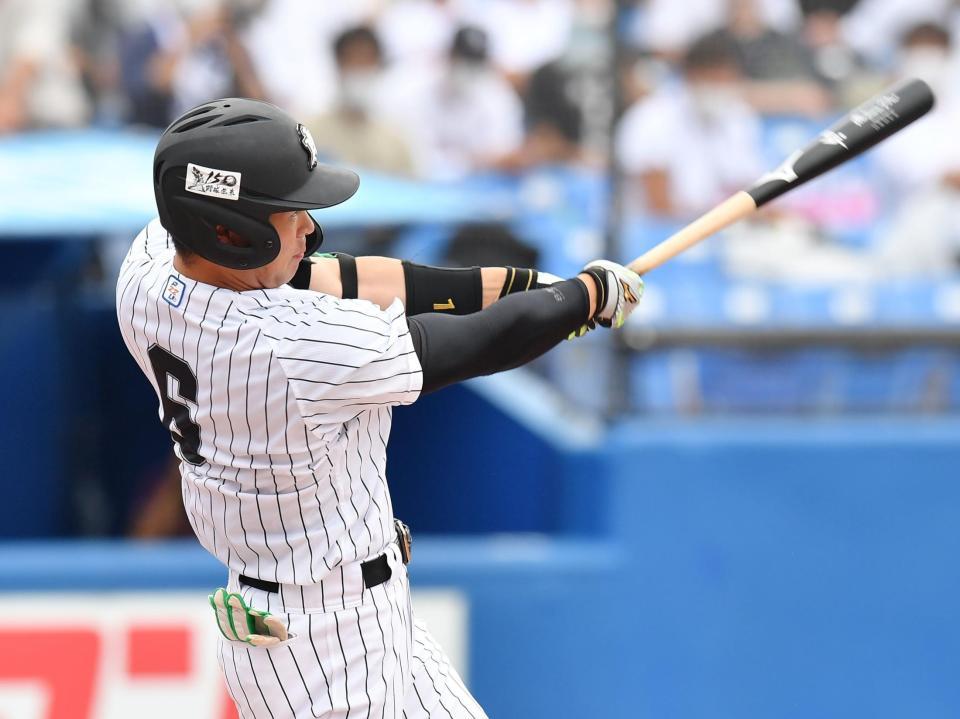 　１回、左越えに先制ソロを放つ亜大・藤江亮太（撮影・西岡正）