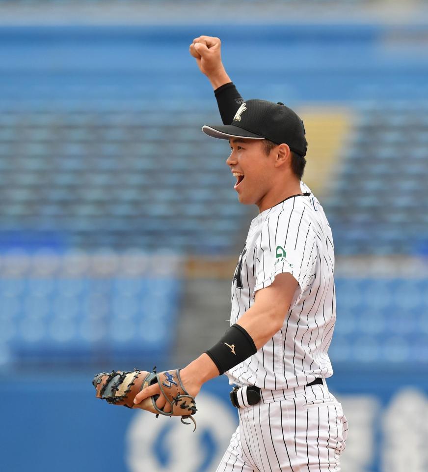 　東日本国際大との接戦を制し、ガッツポーズで喜ぶ亜大・藤江亮太（撮影・西岡正）