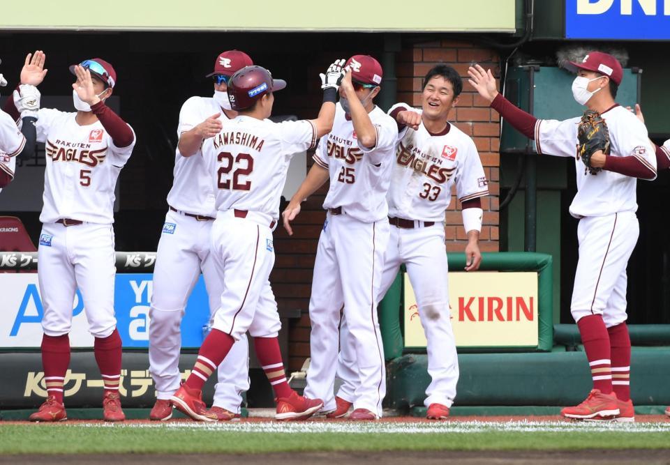 　２回、川島は左越えに先制３ランを放ち、ナインに迎えられる（撮影・佐藤厚）