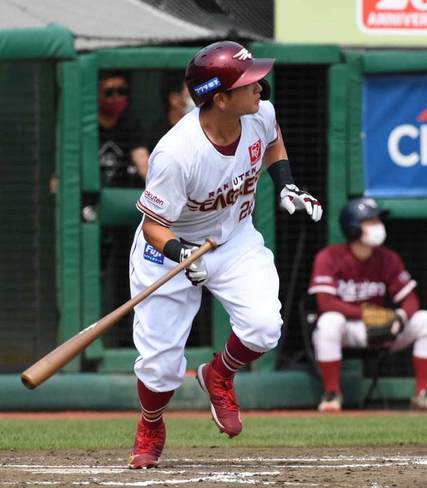 　２回、川島は左越えに先制３ランを放つ（撮影・佐藤厚）
