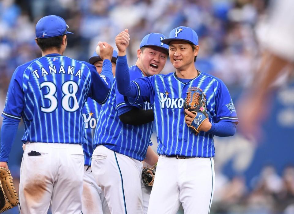 　ロッテに競り勝ちタッチを交わす大和（右）らＤｅＮＡナイン（撮影・開出牧）