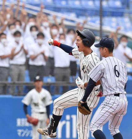 　８回、中越えに走者一掃の適時三塁打を放ち、ほえる上武大・島村（撮影・西岡正）