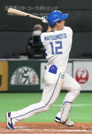 　３回日本ハム２死二塁、松本剛が左越えに先制二塁打を放つ＝札幌ドーム