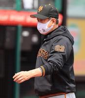　２回、山崎伊の降板を告げベンチに戻る原監督
