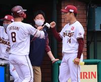 　２回、２打席連続本塁打となる３ランを放った辰己（左）を迎える則本