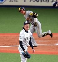 　８回、能見は長坂を中飛に打ち取る（撮影・山口登）