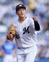 　５回、嶺井を三振に仕留めポーズを決める佐藤奨（撮影・開出牧）