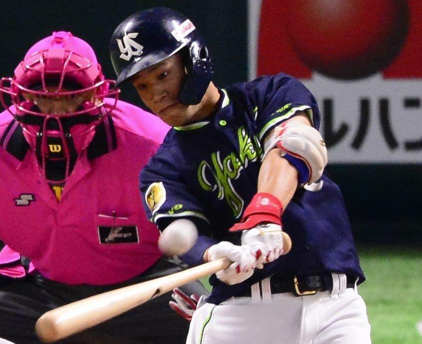 　８回、左越えに２ランを放つ塩見