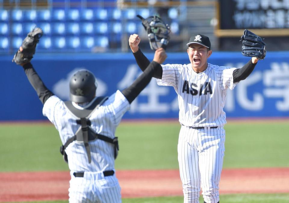 　上武大相手に１失点完投し、優勝を決めた亜大・青山美夏人（撮影・伊藤笙子）