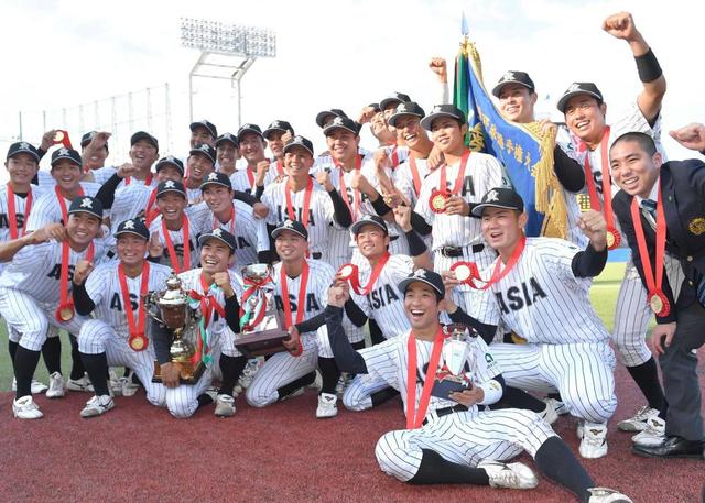 亜大が20年ぶり5度目V 主将・田中幹2安打3打点&好守 難病から劇的復活