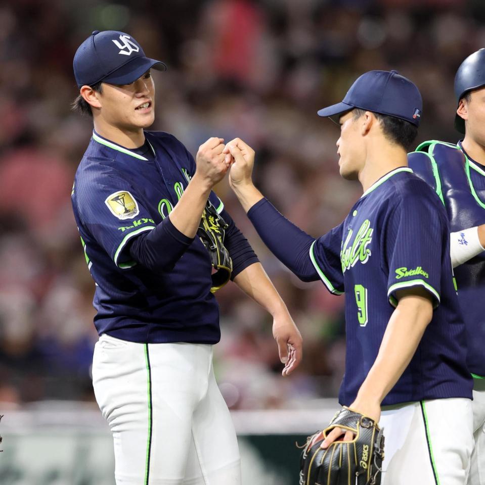 　プロ初完封を飾り、塩見（右）を出迎える高橋