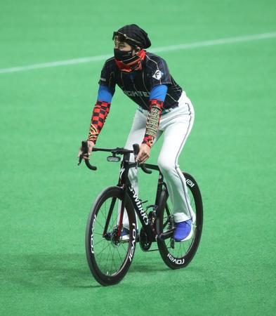 　ロードバイクに乗ってグラウンド内を一周する新庄ビッグボス（撮影・中島達哉）