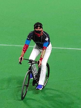　ロードバイクでドーム内を走る新庄ビッグボス＝札幌ドーム