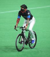 　ロードバイクに乗ってグラウンド内を一周する新庄ビッグボス（撮影・中島達哉）