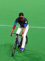 　ロードバイクでドーム内を走る新庄ビッグボス＝札幌ドーム