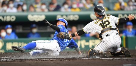 １回、牧の犠飛で生還する関根（撮影・田中太一）
