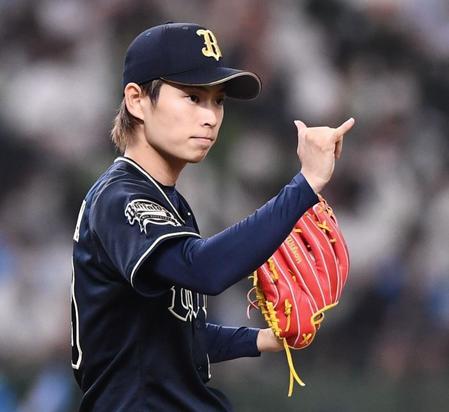 　安定感抜群のピッチングを見せる山岡（撮影・園田高夫）