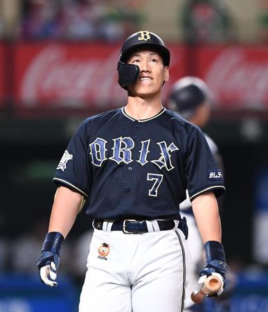 ８回、三邪飛に倒れ天を仰ぐ吉田正（撮影・園田高夫）